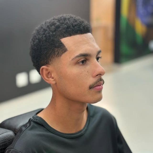 Corte afro com degradê e risco lateral