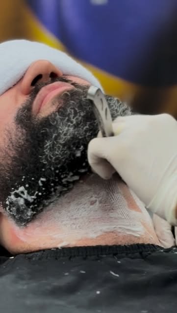 Barba sendo feita na navalha com espuma